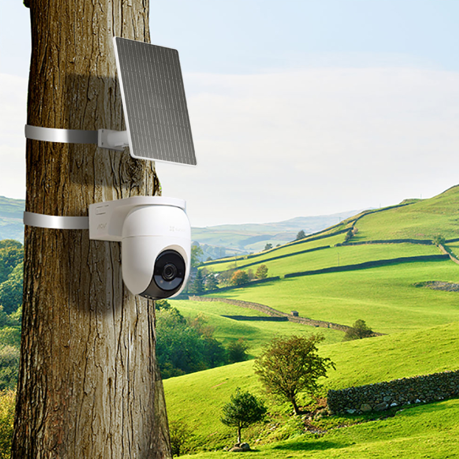 EZVIZ CB8 Lite 4G/WIFI AOV Camera Solar Bundle (4MP) installed on a pole on a farm